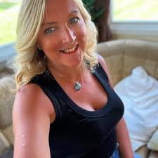 Heather Biggs's Instagram, Twitter & Facebook