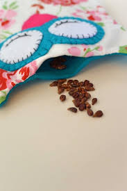 Kirschkernkissen und körnerkissen werden nicht nur von kleinen geliebt, sie dafür, wie bei der tasche, den bodenstreifen aus dem schnittmuster zwischen die beiden eulenteile fassen. Eulen Kornerkissen Fur Gross Und Klein Handmade Kultur