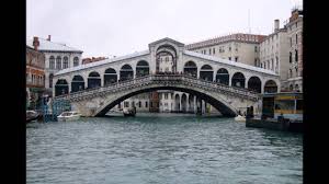 Las majestuosas casas de antiguos mercaderes se alinean en sus cuatro kilómetros de orillas serpenteantes, y son un reflejo de los siglos de riqueza que han acompañado a esta. Venecia Italia Paseo Por El Gran Canal Youtube