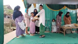 Tempat memberikan santunan anak yatim. Panitia Santunan Anak Yatim Dan Duafa Kampung Kakabu Salurkan Bantuan Sosial Ramadhan 1442 H