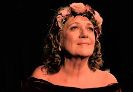 Amanda strooi lig in Senotaafsaal tydens Aardklop