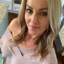 Carrie Leclair's Instagram, Twitter & Facebook