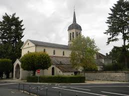En 2018, elle compte 5 882 habitants. Datei Eglise Saint Pierre De Bois Le Roi Jpg Wikipedia