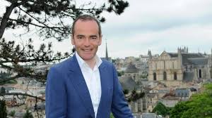 Franck ferrand, né le 12 octobre 1967 à poitiers, est un écrivain et animateur audiovisuel français spécialisé en histoire.auteur d'ouvrages de vulgarisation, il intervient notamment à la radio, à la télévision et dans la presse écrite pour valeurs actuelles Franck Ferrand Politiquement Incorrect