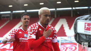 Robin quaison plays the position forward, is 27 years old and 180cm tall, weights 70kg. Bundesliga English On Twitter Robin Quaison Secures Three Points That Could Make All The Difference For Mainz This Season M05scf 1 0