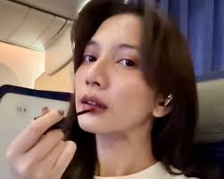 Sheila Dara Tampil Glowing meski Bareface, Ini Tips Makeup Kelihatan Mandi  Versinya