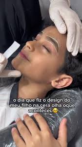 Menininho Do Desenho Que Ele Tem A Sobrancelha Erguida E Uma Baixada