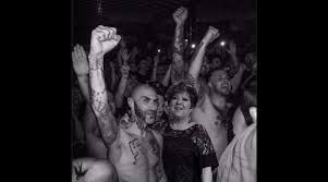 La polizia l'ha fermata perche' aveva violato il coprifuoco e poi ha ha chiamato i maneskin, naziskin:succede sempre, argentero per me è. Sanremo 2021 Orietta Berti Con I Naziskin Fa Impazzire I Social E I Maneskin La Perdonano Il Tempo