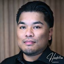 🤝Meet the family: Johnny Vong ✂️Favourite cut: Custom designs 📍Location:  Wellington and Carling (Kanata) 📅 Book through our app, website, or call  us at 613-695-9299