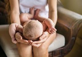 Mettez quelques gouttes de liquide nettoyant dans les oreilles du chat. Comment Nettoyer Les Oreilles De Bebe Bebe Tout Propre Nestle Bebe