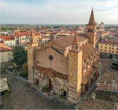 Piazza duomo, fidenza (parma) costruita tra il xii e il xiii secolo sul percorso della via francigena, in stile romanico, e dedicata a san donnino, fu edificata nel punto in cui, secondo la leggenda, cadde il santo. La Cultura Batte Il Tempo Antelami A Fidenza Chiesaoggi Com