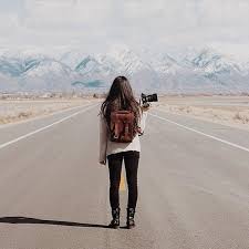 Mujer Con Una Camara En Medio De La Carretera Fotografia Fotografias De Viajes Autoretratos Fotografia