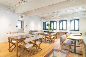 goblin 渋谷bldg店 lounge 渋谷駅 表参道駅から徒歩圏内 アクセス良好なレンタルスペース 撮影スタジオです 天井が高い為見通しが良く ソファー等の家具も充実しています 温もりが感じられるウッドの床に白壁の内装は汎用性が高く シーンを選ばない撮影が