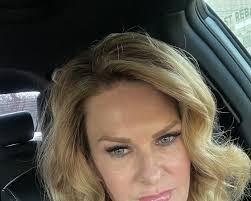 Donna Estes's Instagram, Twitter & Facebook