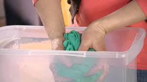 Lalu oleskan kain yang sudah dibasahi cairan ke sablon pada baju yang ingin dihilangkan. Cara Mudah Untuk Hilangkan Kesan Peluh Minyak Pada Shawl