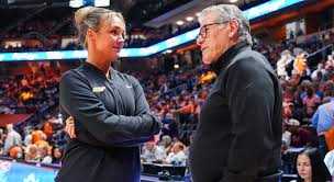 UConn coach Geno Auriemma shares the heartfelt message he delivered to Lady Vols coach Kim Caldwell