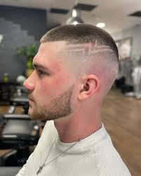 Buzz Cut może mieć różne warianty, ale głównym założeniem tej fryzury jest  dość równe i krótkie, kilkuminimetrowe cięcie z bardzo delikatnym,  praktycznie niezauważalnym cieniowaniem na bokach. Jeśli marzy Ci się taka  fryzura ,