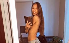 Zoe Saldana Goes Completely Topless in Sexy Mirror Selfie