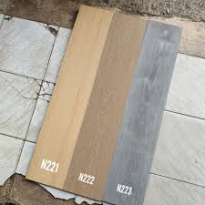Tersedia motif kayu, batu, solid mulai dari healthcare, retail, housing, industry, sport, education, hospitality, offices, transport dengan harga ekonomis. Jual Jual Vinyl Lantai Murah Motif Kayu Arnidecor Jakarta Timur Arni Vinyl Tokopedia
