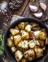 Pommes De Terre Confites A La Cocotte Pour 6 Personnes Recettes Elle A Table Recette Pomme De Terre Confite Plats En Cocotte Recettes De Cuisine