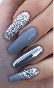 Spiegel Und Glitter Silber Nagellack Kunst Spiegel Und Glitter Silber Nagellack Kunst In 2020 Silver Glitter Nails Silver Nail Polish Silver Nails