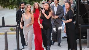 Stella Banderas luce un vestido sencillo negro en su preboda