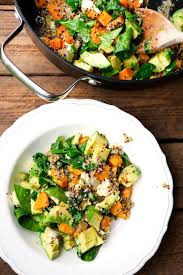 One Pot Quinoa Mit Spinat Avocado Und Susskartoffeln Rezept Susskartoffel Rezepte Spinat Vegetarisch