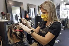 Όσον αφορά τη μετακίνηση προς τα κομμωτήρια θα πρέπει να οι πολίτες να στέλνουν sms στο 13033 δηλώνοντας τον αριθμό 2. Lockdown Kleinoyn Ranteboy Sta Kommwthria Eidhseis Nea To Bhma Online