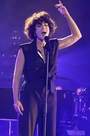 Suivez son actualité sur son site officiel (sorties, concerts Barbara Pravi Ses 3 Avortements