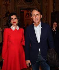 Roberto mancini y su esposa silvia fortini son noticia en las últimas horas por unas fotografías que se han publicado de la pareja disfrutando de sus vacaciones en una playa de saint tropez, en francia. Silvia Fortini Roberto Mancini Dago Fotogallery