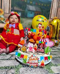 A sequência de fotos mais gostosa você vai ver por aqui!!! ✨😍 Arraiá da  Helena foi o tema escolhido pela mamãe para comemorar 1 Mês dessa lindeza  ❤️ Balão Personalizado + Topo