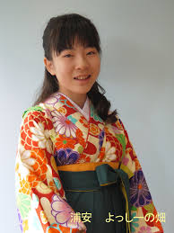 袴を着付けた小学生の卒業式卒園式の髪型ヘアアレンジ美容室