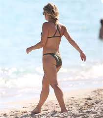 Emily bett rickards bikini body. Pin On Emily Bett Rickards
