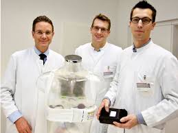 Ein defibrillator, auch schockgeber, oder im fachjargon defi, ist ein medizinisches gerät zur defibrillation und unter umständen zur kardioversion. Damit Das Herz Im Takt Bleibt Wirtschaft Wissenschaft 2017 Aktuelles Hannover De Presse Medien Service