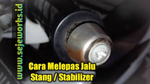 • jumpa lagi dengan saya dichannelnya bangujangirawan divideo kali ini saya akan share cara membuka kunci jok motor honda beat yang bahwa cara ini atau trik ini hanya boleh digunakan bila mana kita dalam keadaan terpepet dimana kuncinya kontaknya tertinggal didalam jok ya trik ini. Cara Melepas Jalu Stang Atau Stabilizer Pada Sepeda Motor