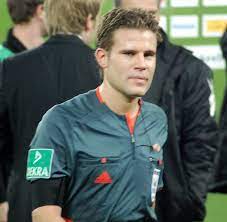 Felix brych in der saison 20/21 inklusive der gezeigten karten und der gegebenen elfmeter. File Dr Felix Brych Jpg Wikimedia Commons