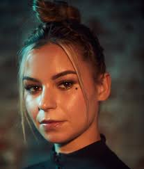 Amina Holmes's Instagram, Twitter & Facebook