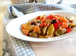 La Ricetta Dei Peperoni Con Tonno In Padella Arricchita Con Olive Taggiasche Acciughe E Capperi E Di Una Golosita Incredibi Peperoni Ricette Idee Alimentari