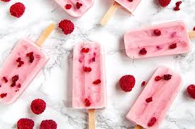 Mettez les morceaux de pomme et d'orange avec la moitié du thé dans un mixeur et mixez pour obtenir un mélange lisse. Faire Des Glaces A L Eau Un Vrai Jeu D Enfants Quitoque