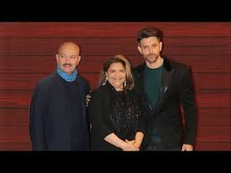 Hrithik took to instagram to post the video collage. Handsome Hrithik Roshan With Mother Pinky Roshan And Dad Rakesh Roshan At Javed Saab Birthday Party Youtube
