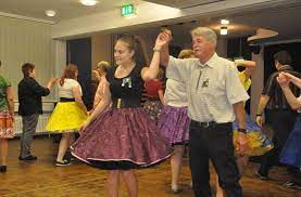 Vinyl discs, most of which played at 45 rpm (a small number played at 33 rpm). Square Dance In Bad Cannstatt Fliegende Petticoats Und Strahlende Gesichter Bad Cannstatt Stuttgarter Zeitung