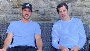 Hraje za klub pittsburgh penguins v nhl a na mezinárodní scéně reprezentuje kanadu. Crosby S Legs Look Absolutely Huge In Malkin S Latest Instagram Post Article Bardown