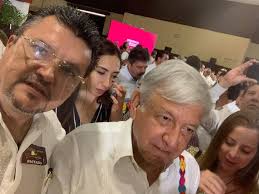 LA 'MANO NEGRA' QUE SE TOMA LA FOTO CON AMLO?: Acusa Durazo a Ignacio  Benavente de estar detrás de las protestas de la Policía Federal