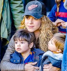 Parece ser que la colombiana no recibió muy bien a piqué quien la agarrara por la. Mira Como Han Crecido Los Hijos De Shakira Y Pique Ya Podemos Decir Quien Se Parece A Quien Fotos Aweita La Republica