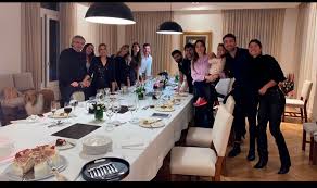En redes sociales circulan al menos dos fotos que, se señala, fueron tomadas el 14 de julio de 2020 en el cumpleaños de fabiola yañez, la primera dama y pareja del presidente de la nación. Fzm59oc9fj 5rm