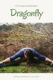 In Deze Blogserie Neem Ik Je Mee Op Reis Langs Een Aantal Yin Yoga Houdingen Deze Keer Is De Dragonfly Of Straddl Yin Yoga Yoga En Pose