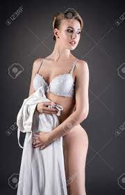 魅力的な女性は脱いだ服や下着姿でポーズの写真素材・画像素材 Image 56089006