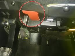 Remplacement Des Verins Du Capot Moteur Sur Mercedes Classe C W204 Phase 1 Tutoriels Oscaro Com