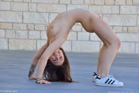 Smiling Bridge Porn Pic - EPORNER