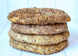 17.yüzyıla gelindiğinde simit öylesine değerli olmuş ki, ekmek ve simit fırınları birbirinden ayrılmış. Simit Turkische Ringe Turkische Sesamringe Simit Selbstgemacht Thermomix Rezept Rezepte Mit Herz Thermomix